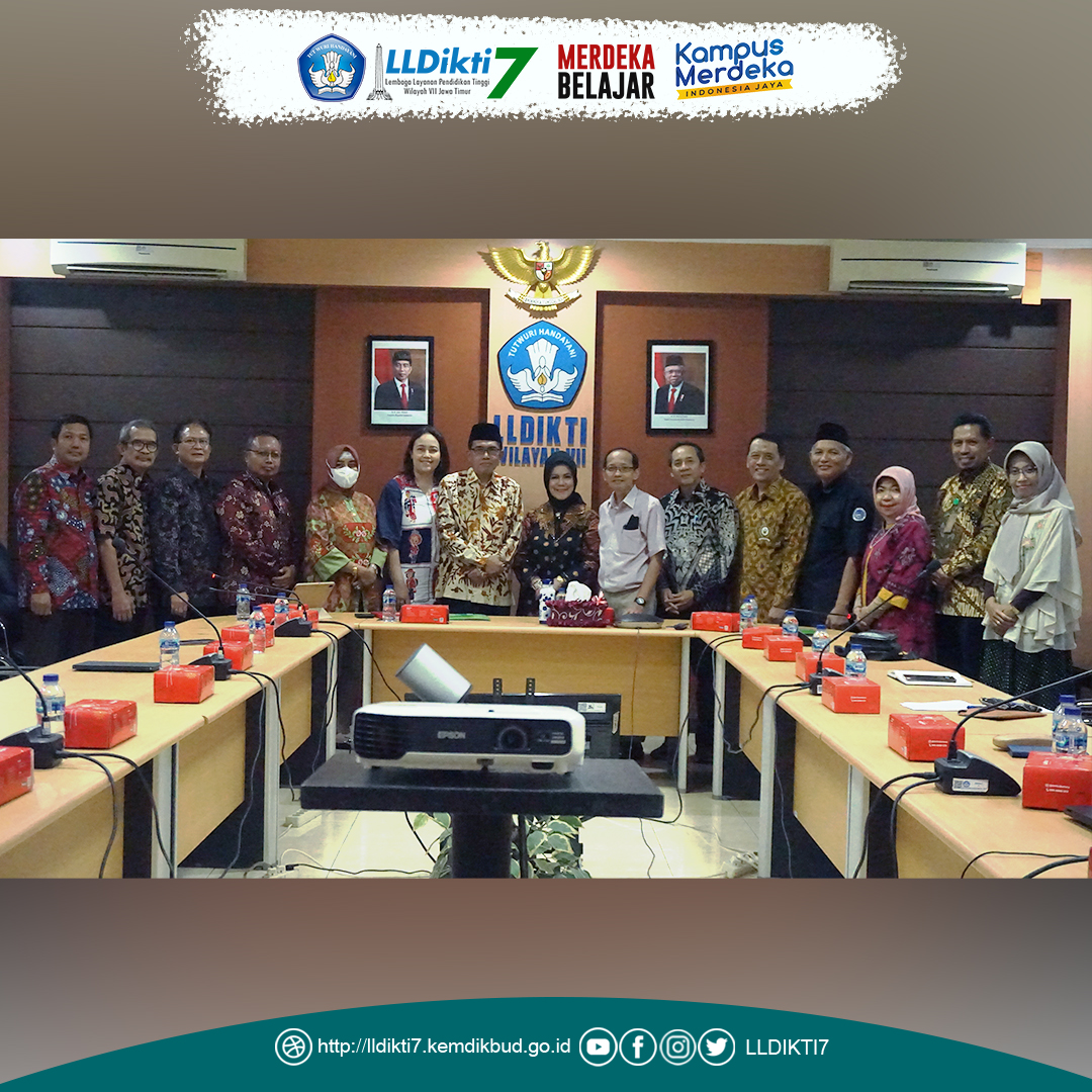 Rus qiz qizni mushukni yalashiga majbur qiladi Jinsiy aloqa eng yaxshi sayohat